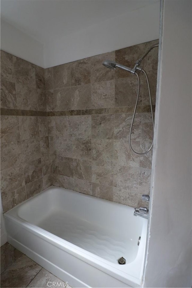 bathroom with tiled shower / bath