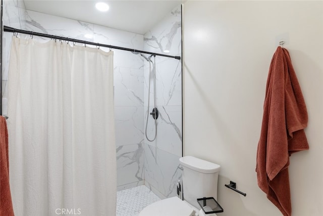 bathroom featuring curtained shower and toilet