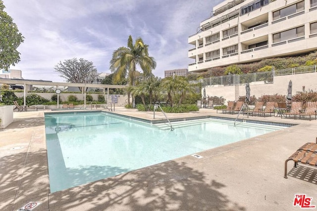 view of swimming pool