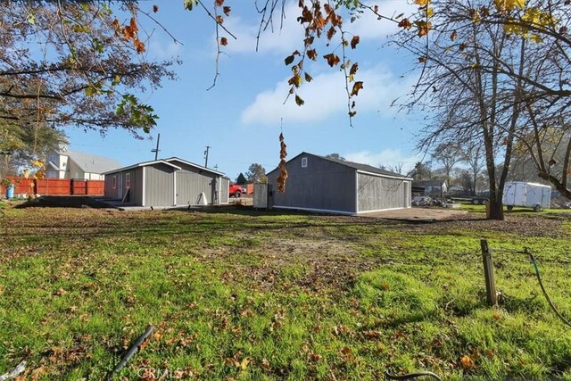 view of yard featuring an outdoor structure