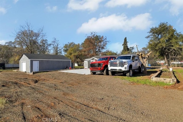 view of yard featuring an outdoor structure