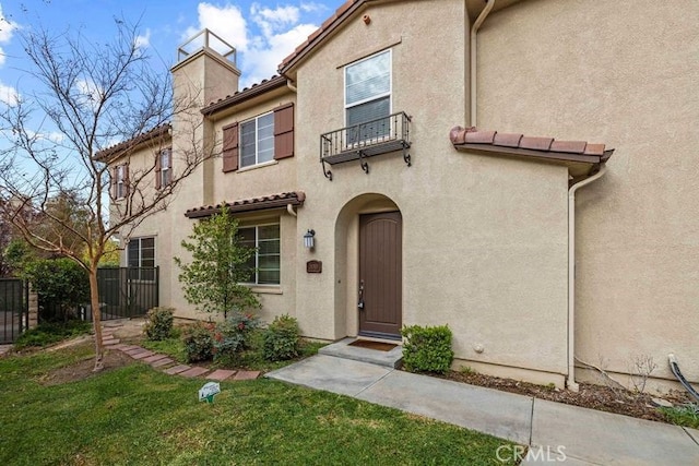 exterior space featuring a front yard and a balcony