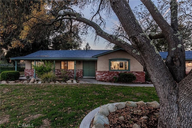 view of front of house featuring a front yard