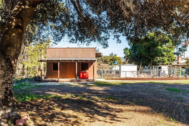 view of yard with an outdoor structure