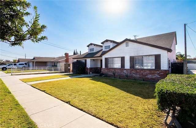 view of front of property featuring a front yard