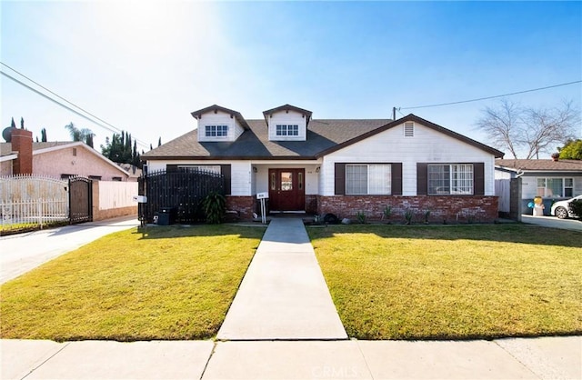 view of front of property featuring a front lawn