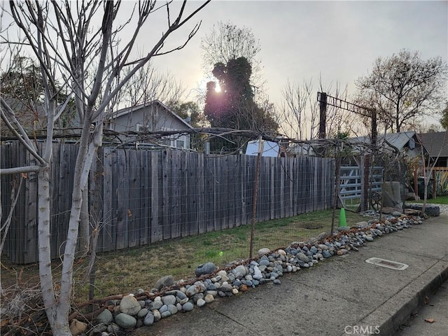 view of yard at dusk