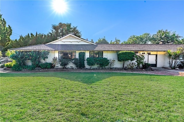 ranch-style home featuring a front lawn