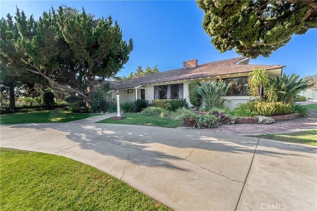 view of front of property featuring a front lawn