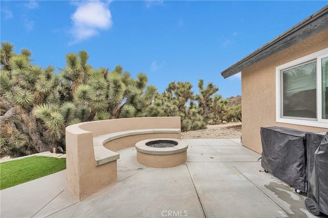 view of patio featuring an outdoor fire pit