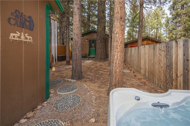 view of yard featuring a shed