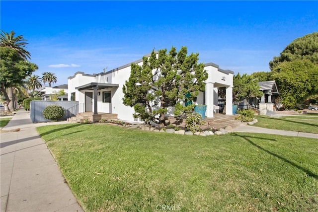 view of front of home featuring a front yard