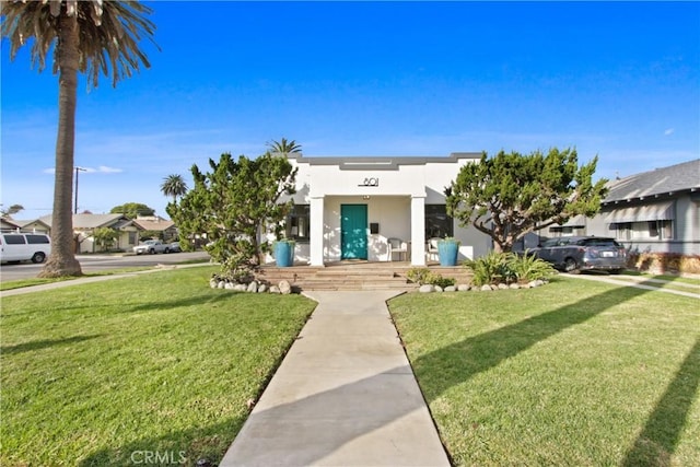 view of front of house featuring a front yard