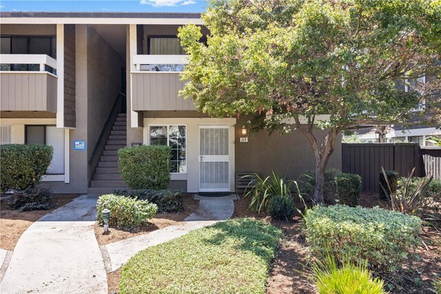 view of front of property featuring a balcony