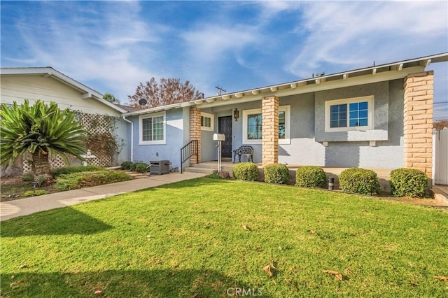 single story home with a front lawn