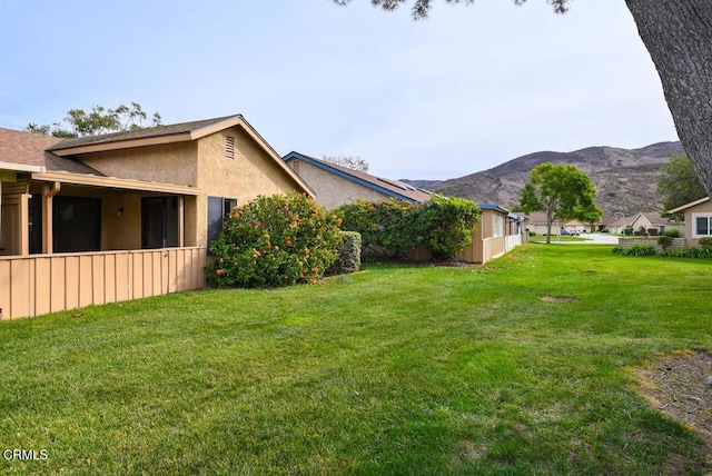 view of yard featuring a mountain view