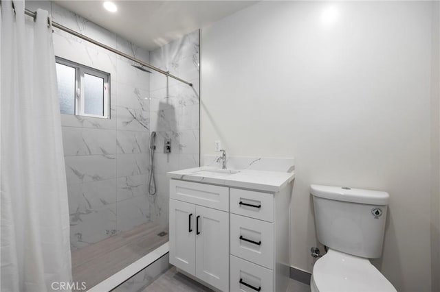 bathroom with a shower with curtain, vanity, and toilet