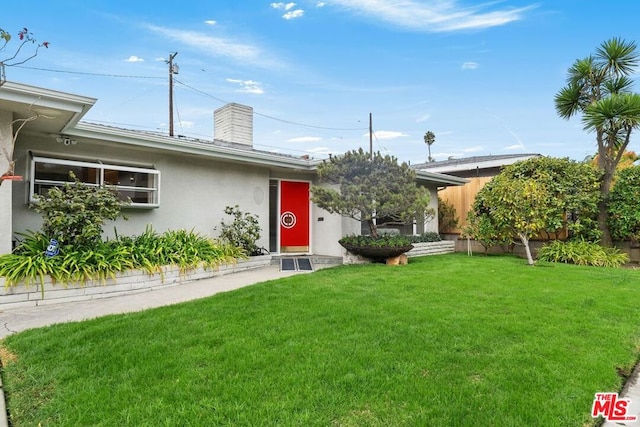 view of front facade featuring a front lawn