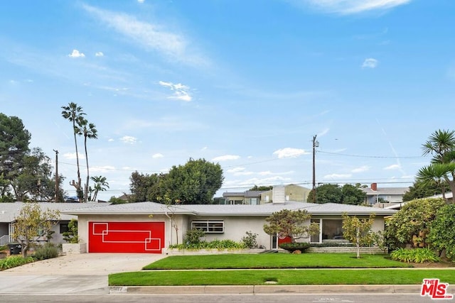 view of front of property with a front yard