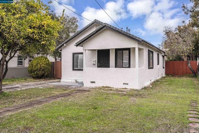 view of side of property featuring a lawn