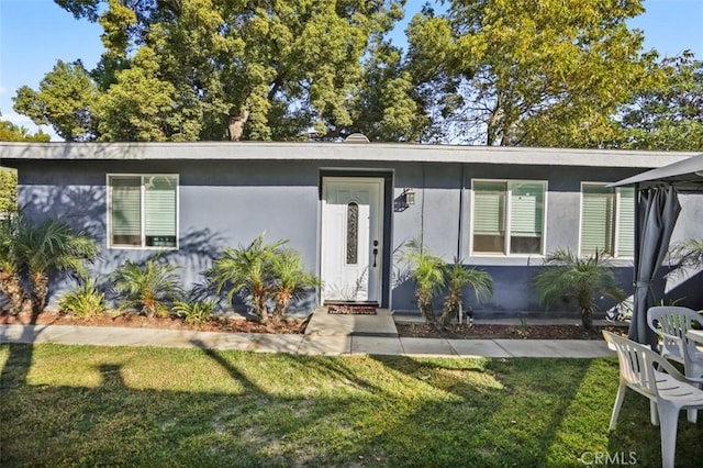 single story home with a front lawn