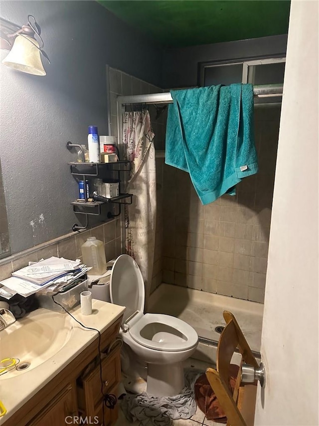 bathroom featuring a shower with curtain, vanity, and toilet