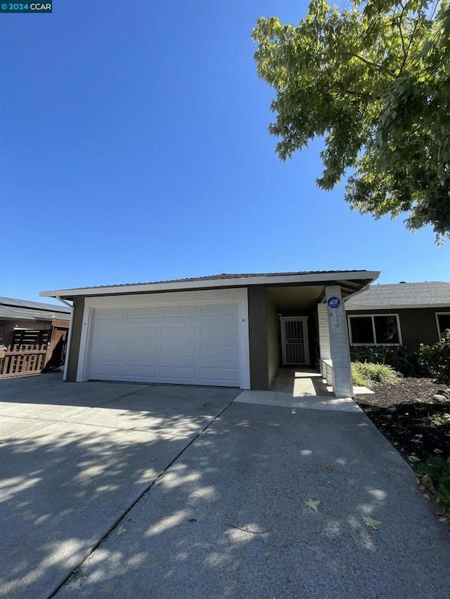 view of front facade featuring a garage