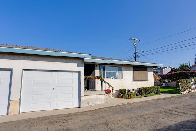 view of front facade featuring a garage