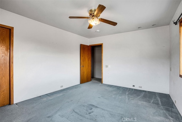 carpeted empty room featuring ceiling fan