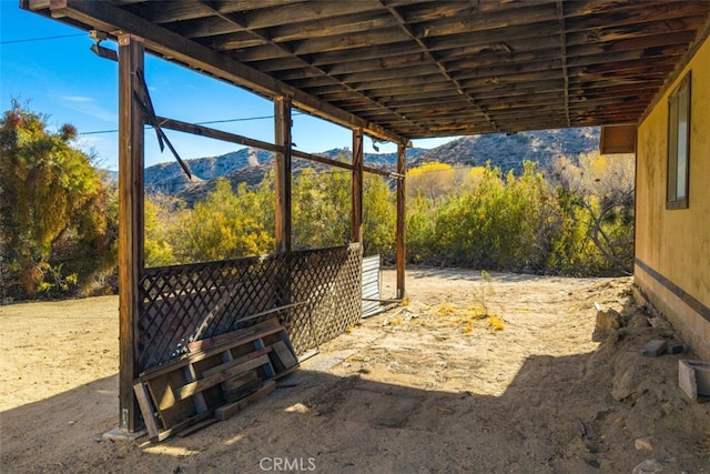 view of yard featuring a mountain view