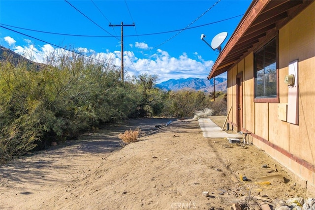 view of yard with a mountain view