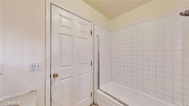 bathroom with tiled shower / bath combo