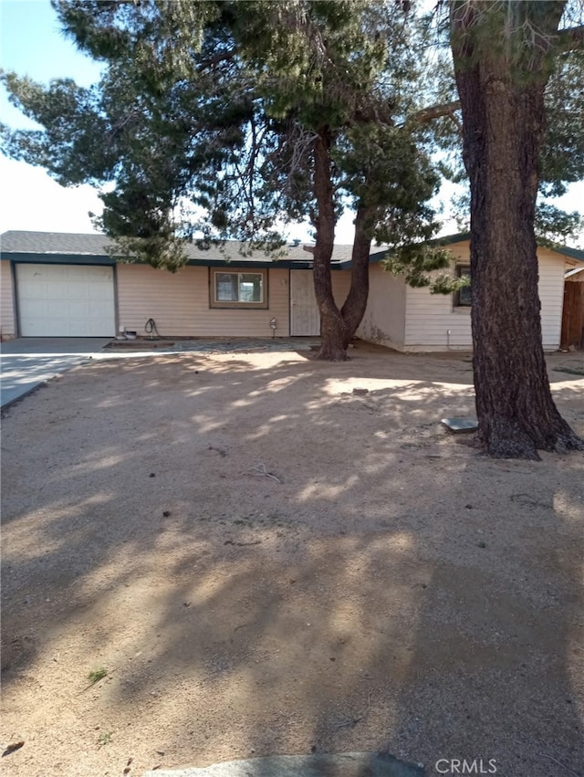 view of front of property featuring a garage and driveway