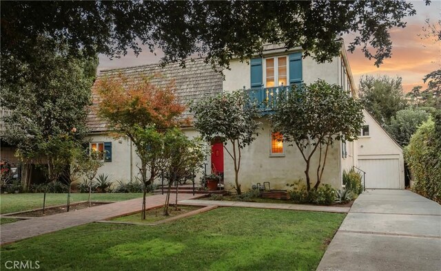 view of front of property featuring a lawn