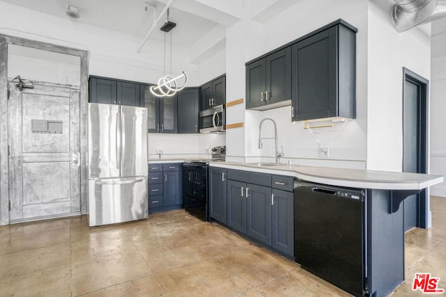 kitchen featuring pendant lighting, a breakfast bar, sink, and black appliances