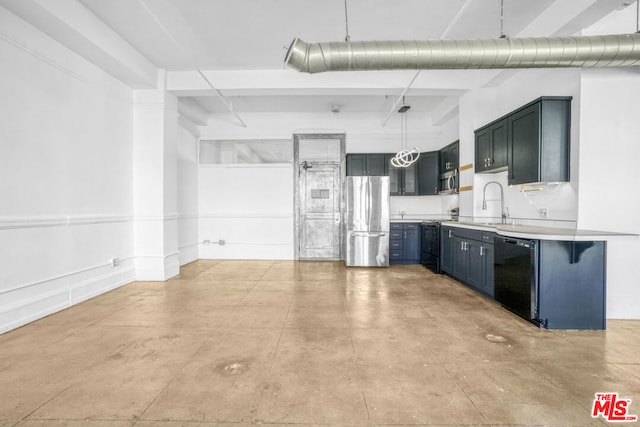 kitchen featuring stainless steel appliances, sink, a breakfast bar area, and decorative light fixtures