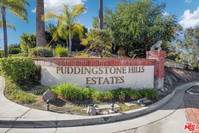 view of community / neighborhood sign