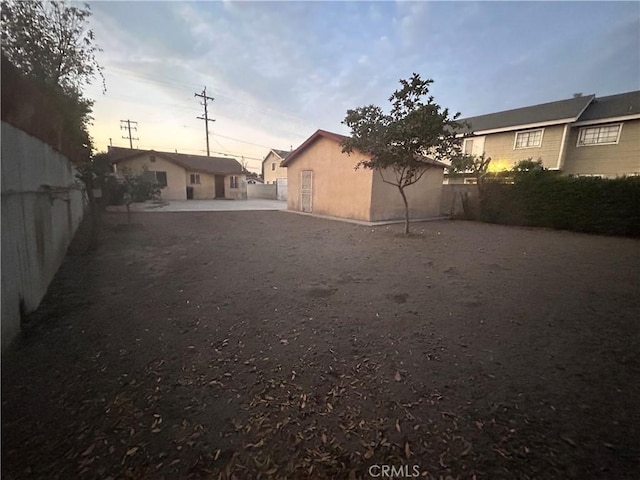 view of yard at dusk