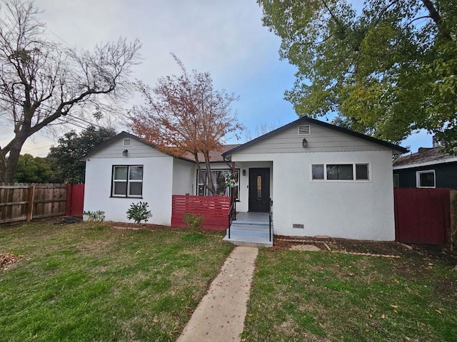 view of front of property featuring a front lawn