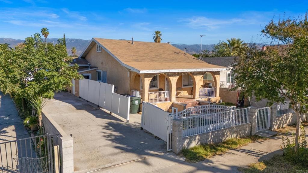 view of front of property featuring a mountain view