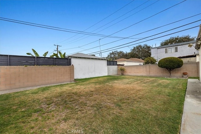 view of yard featuring a fenced backyard