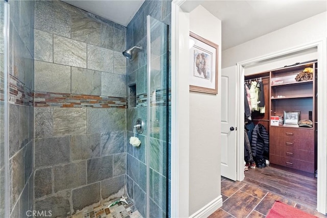 bathroom featuring hardwood / wood-style floors and tiled shower