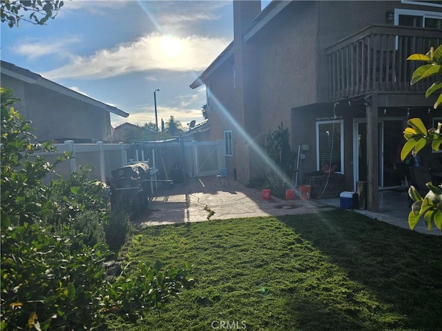 view of yard featuring a patio