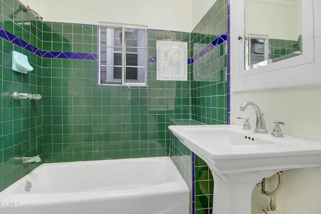 bathroom with sink and washtub / shower combination