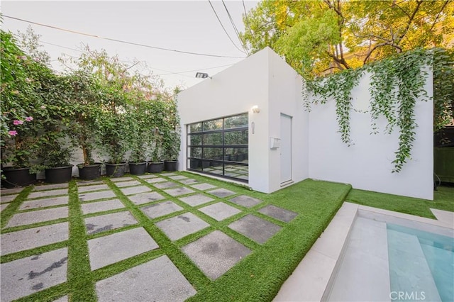 view of yard featuring a patio