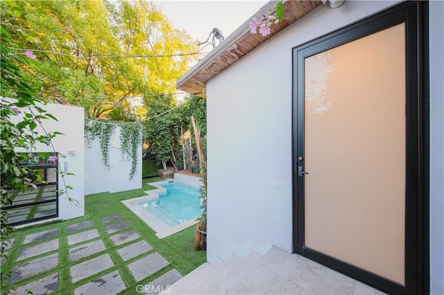 view of pool featuring a lawn