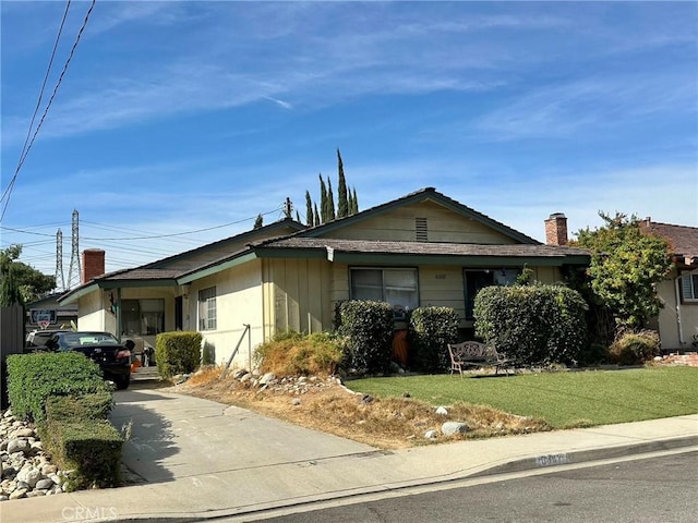 single story home featuring a front yard