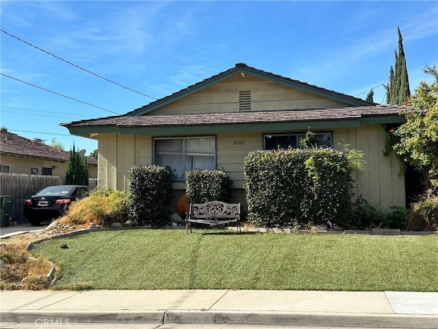 view of front of property with a front yard