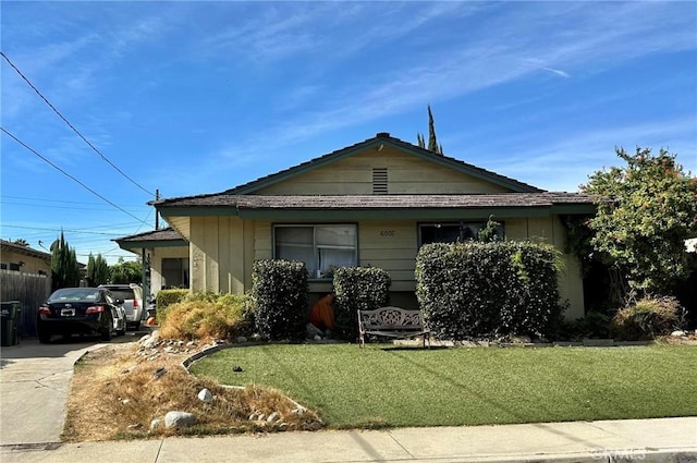 bungalow-style home featuring a front lawn