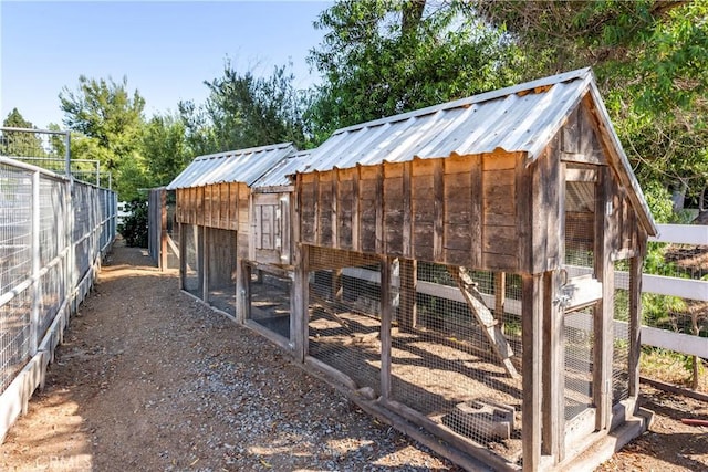 view of yard with an outbuilding